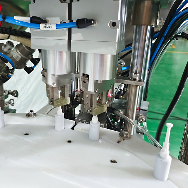 2 Screw Caps Syringe Filling and Capping Integrated Machine with High Precision