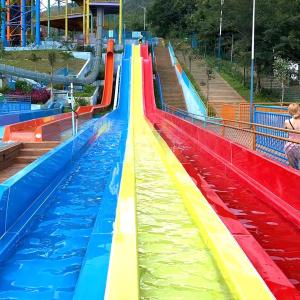 China Multi Lane Racing Water Slide For Aqua Water Park With Rainbow Colors factory