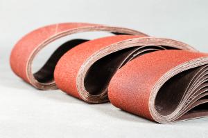 China Narrow Aluminum Oxide Sanding Belts Semi Open Coated For Dry Sanding factory