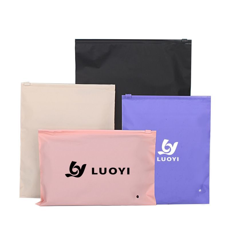 China Biodegradable CPE Zipper Bag Recyclable Clothing Packaging Bags With Logo factory
