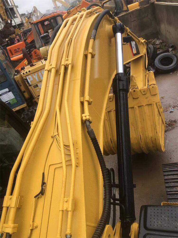 Used Cat330 Excavator in Shanghai with Original Hydraulic Pump and 3823 Working Hours