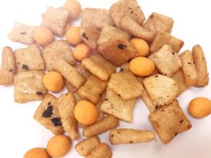 China Tasty Salted Pure Roasted Rice Cracker Mix Coated Peanuts Mixed Snacks factory