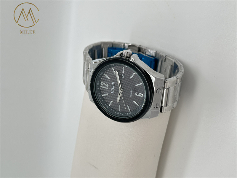 Luxury Waterproof Quartz Movement Watch Date Showing Stainless Steel Strap Wristwatch