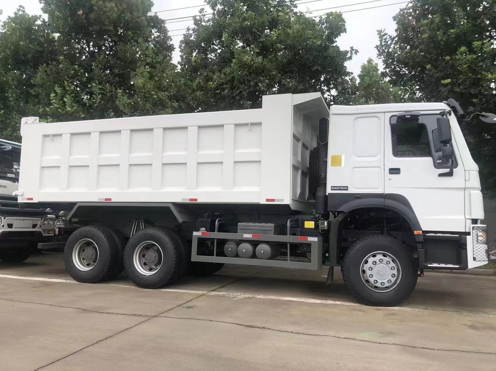 371/375hp Used Dump Tipper Truck Left Steering In Stock Euro II WD615.47 Engine