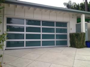 China Villa Use Frosted Aluminum Sectional Door Easy Installation Break Prevention factory