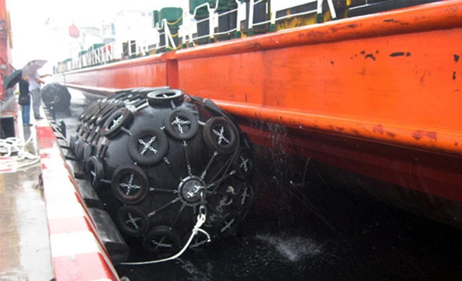 Diameter 4.5m Pneumatic Yokohama Marine Rubber Fender For Large Ship
