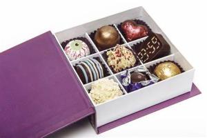 China 16pcs chocolate packaging box with dividers Chocolate candy gift box with ribbon factory