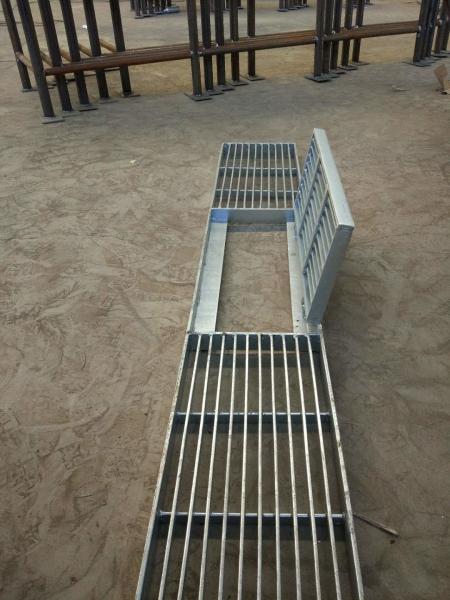 City Road Galvanized Steel Walkway Grating Silver Appearance With Hinge / Round