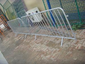 China Metal Crowd Control Barriers Silver Color Weather Resistant For Vehicles Stopping factory