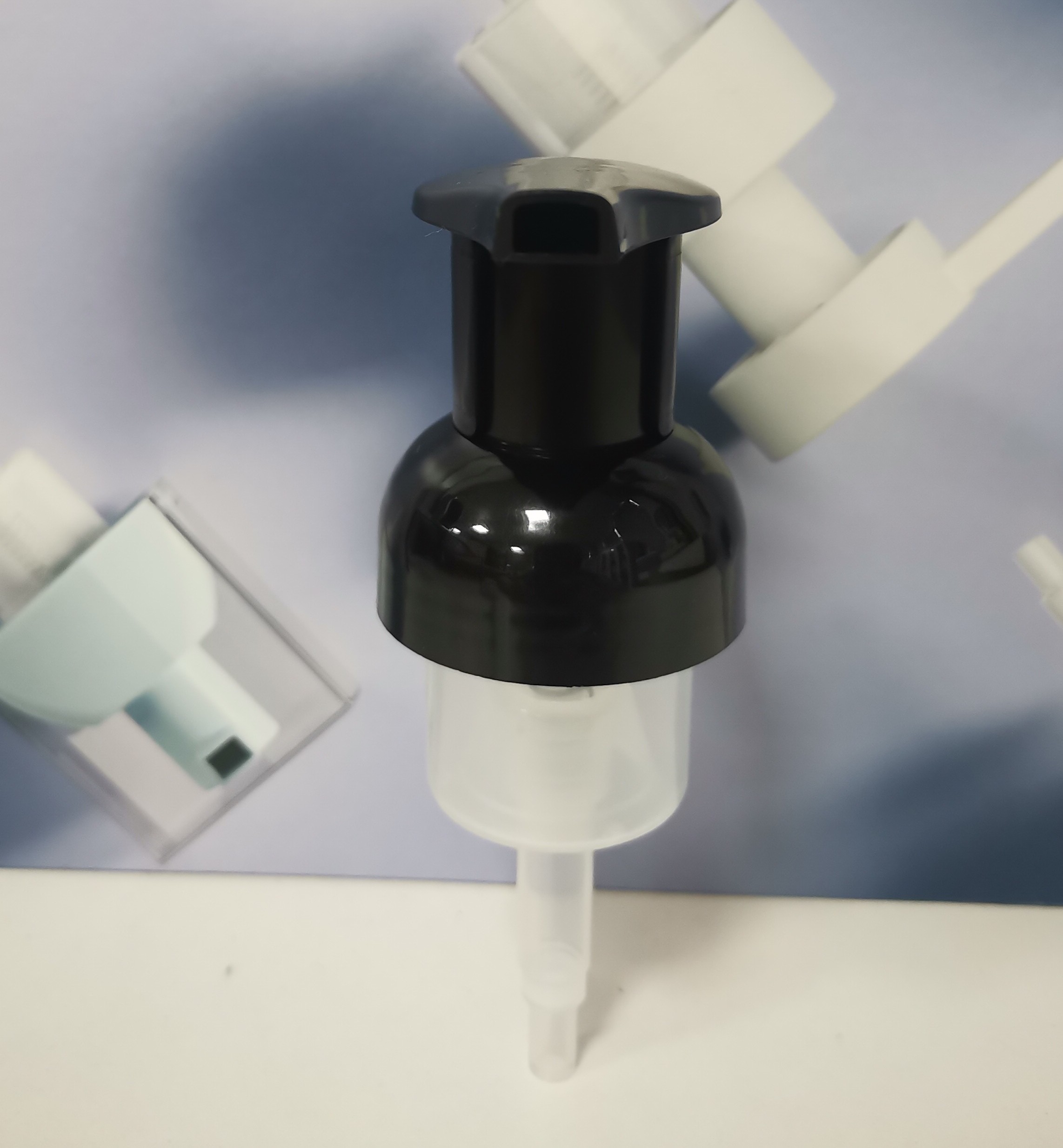 0.8cc Discharge Rate Plastic Lotion Pump with External Spring and Clip Lock, actuator 360° turn