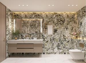 China Sleek Stainless Steel Bathroom Vanity Cabinet White Quartz Top Gold Faucets And Square Mirror factory