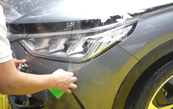 Applying GETSUN Hydrophobic Paint Protection Film to vehicle