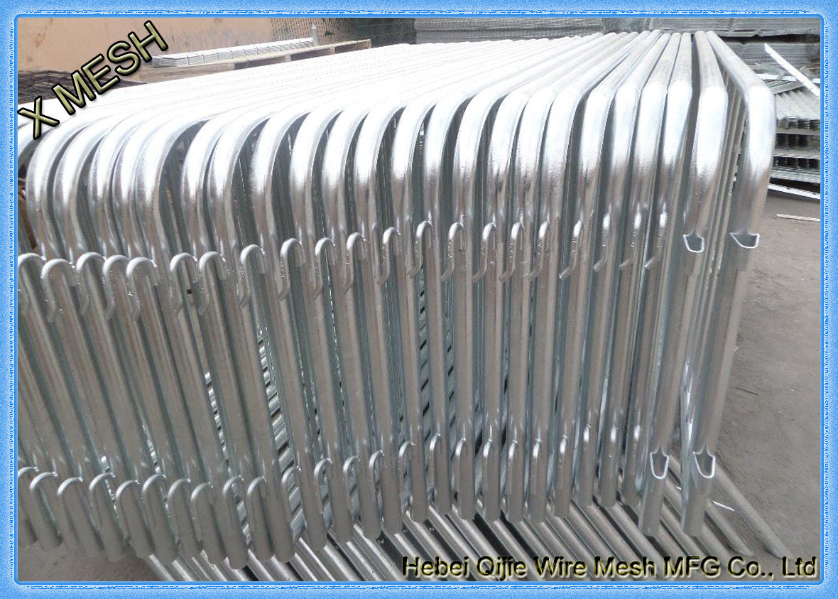 Crowd Control Barrier Mesh Fencing Steel Pipe Light Silver For Sporting Events