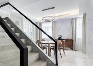 China Balcony Clear Toughened Glass Stair Handrail For Indoor Outdoor Stairs factory
