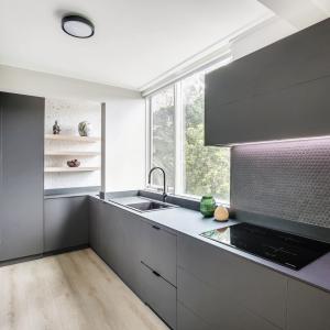 China Luxury Black Melamine Modern Matte Kitchen Cabinet Sets Moisture Proof factory