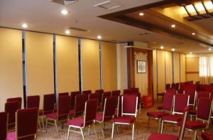 China Removable Wall Restaurant Movable Room Partition MDF Board + Aluminium Material factory