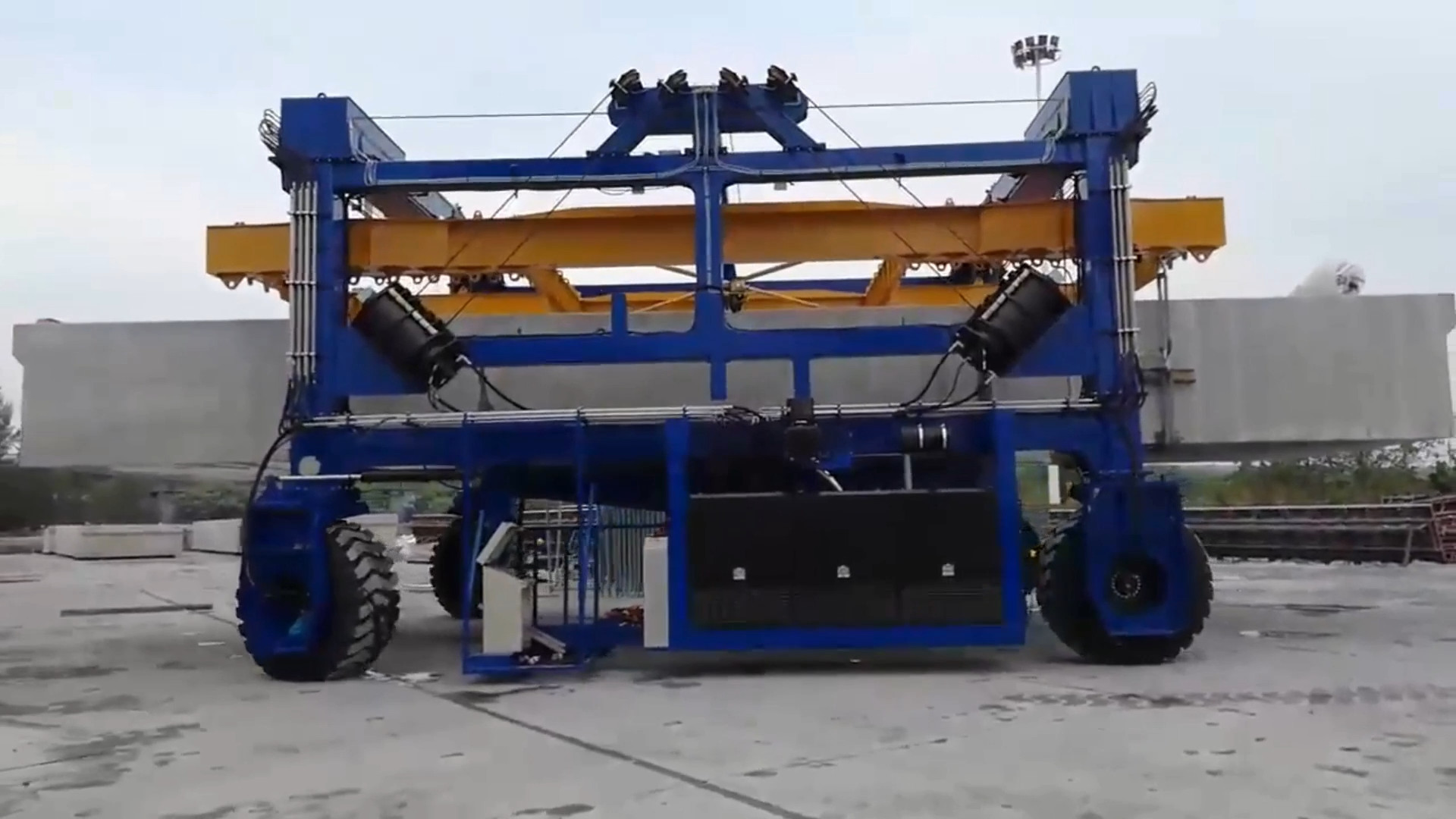 7km/H 3km/H Electric Straddle Carrier Crane 50T Environment Friendly No Smoking
