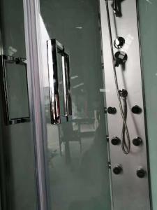 China Fan Shaped Steam Shower Room With White Glass Background 900X900mm factory