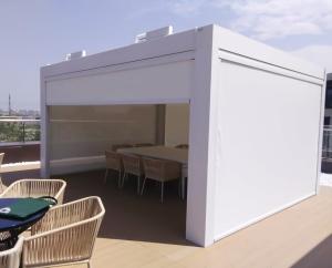 China Fiberglass PVC Outdoor Roller Blinds Remote Control White Black Zipper Track factory