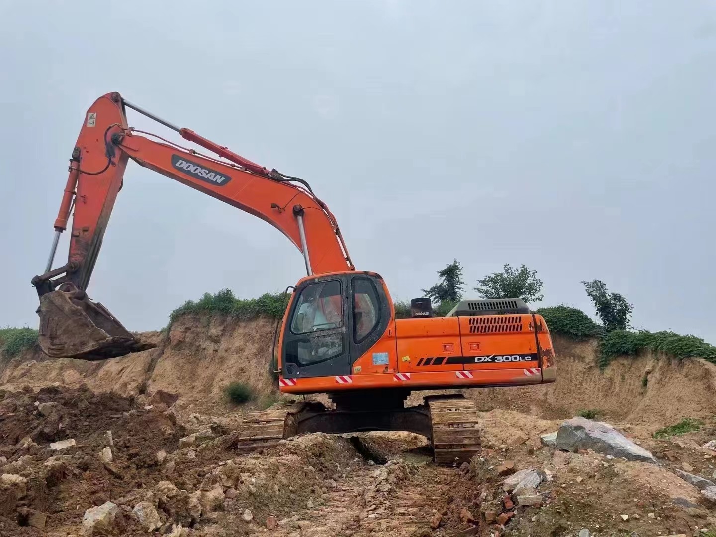 From China's second-hand Doosan excavator DX300LC 30 ton large mining excavator