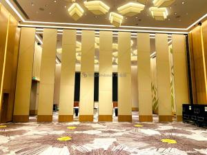 China Class A Soundproofing Telescopic Aluminum Sliding Movable Acoustic Partition Wall factory