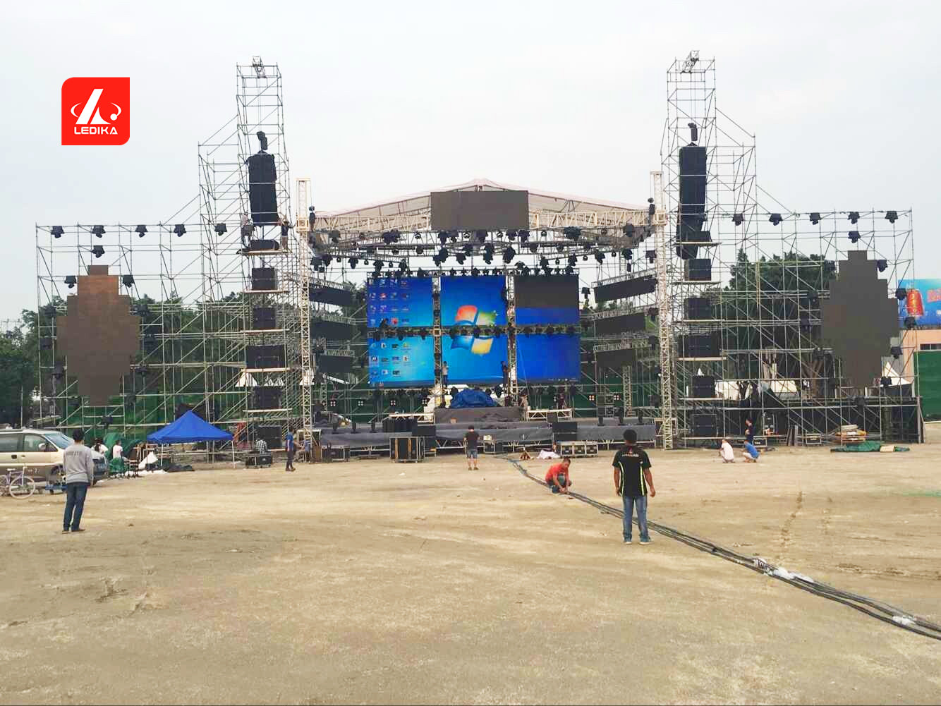 China OEM Outdoor Layer Truss Large Project Hanging Screen Speaker factory