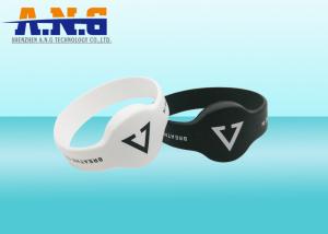 China Comfortable Rfid Silicone Wristbands And Cashless Ticketing For Concerts factory