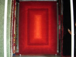 China Red Shade Handtufted Acrylic Carpet from China factory
