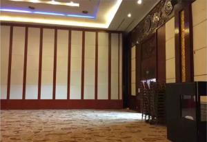 China DIY Fire Resistant Movable On Wheels Wooden Partition Wall For Banquet factory