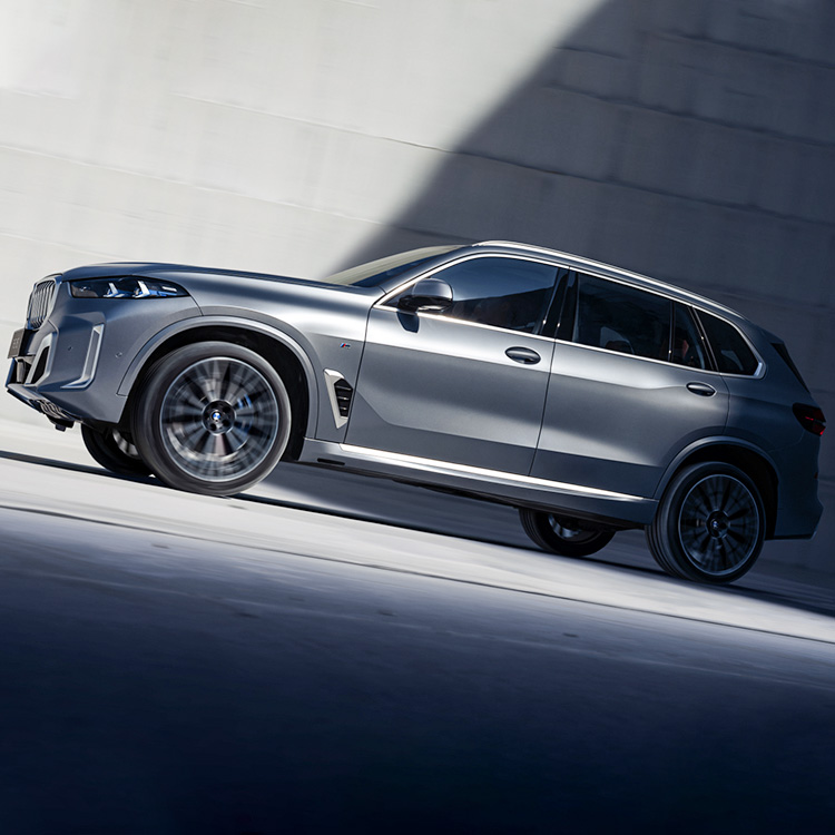 Family-friendly B-MWs X5 Sporty Luxurious Off-road SUV with Max Speed of 222km/h and LED Headlights