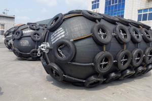 China 2.5mx5.5m 3.3x6.5m Yokohama Pneumatic Rubber Fender For Tugboat factory