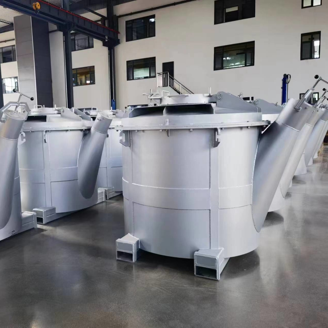 Customized Temperature Range Molten Aluminum Transfer Ladles With Lid And Smooth Surface Finish