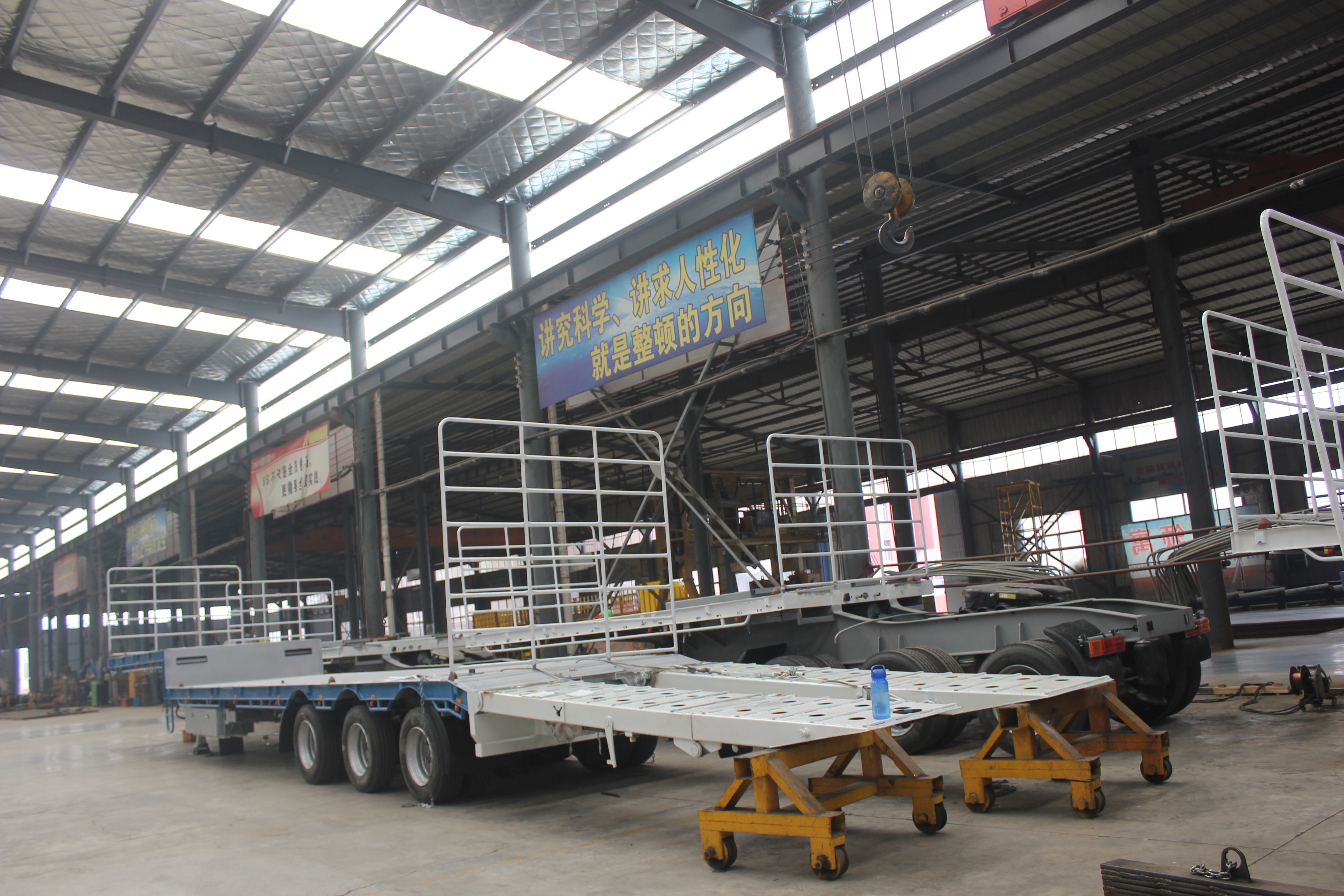 Standard 28T Landing Gear Inter Link Flatbed Semi Trailer with 80-120 Tons Rated Load