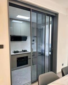 China Customizable Aluminium Sliding Door with Unique Glass Design factory