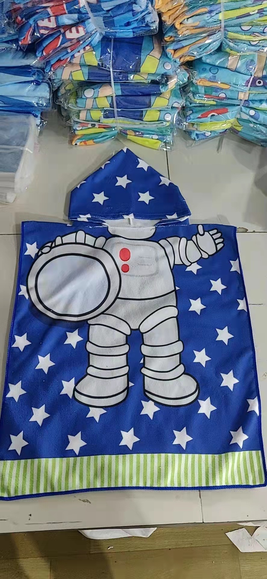 Design Home Microfiber Kids Hooded Cape Bathrobe Cartoon Printing Wearable Bath Towel Spot