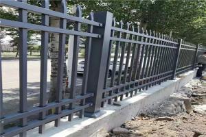 China 2000mm Tubular Steel Fence Square Pipe Horizontal Rail Garrison Fence factory
