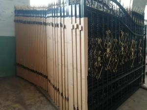China Contemporary Wrought Iron Gates Rustproof Black Powder Coating Surface factory
