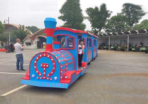 China 42 Seat Roundhouse Trackless Trains For Kids 18km/H Speed Exotic Wind Fiberglass factory