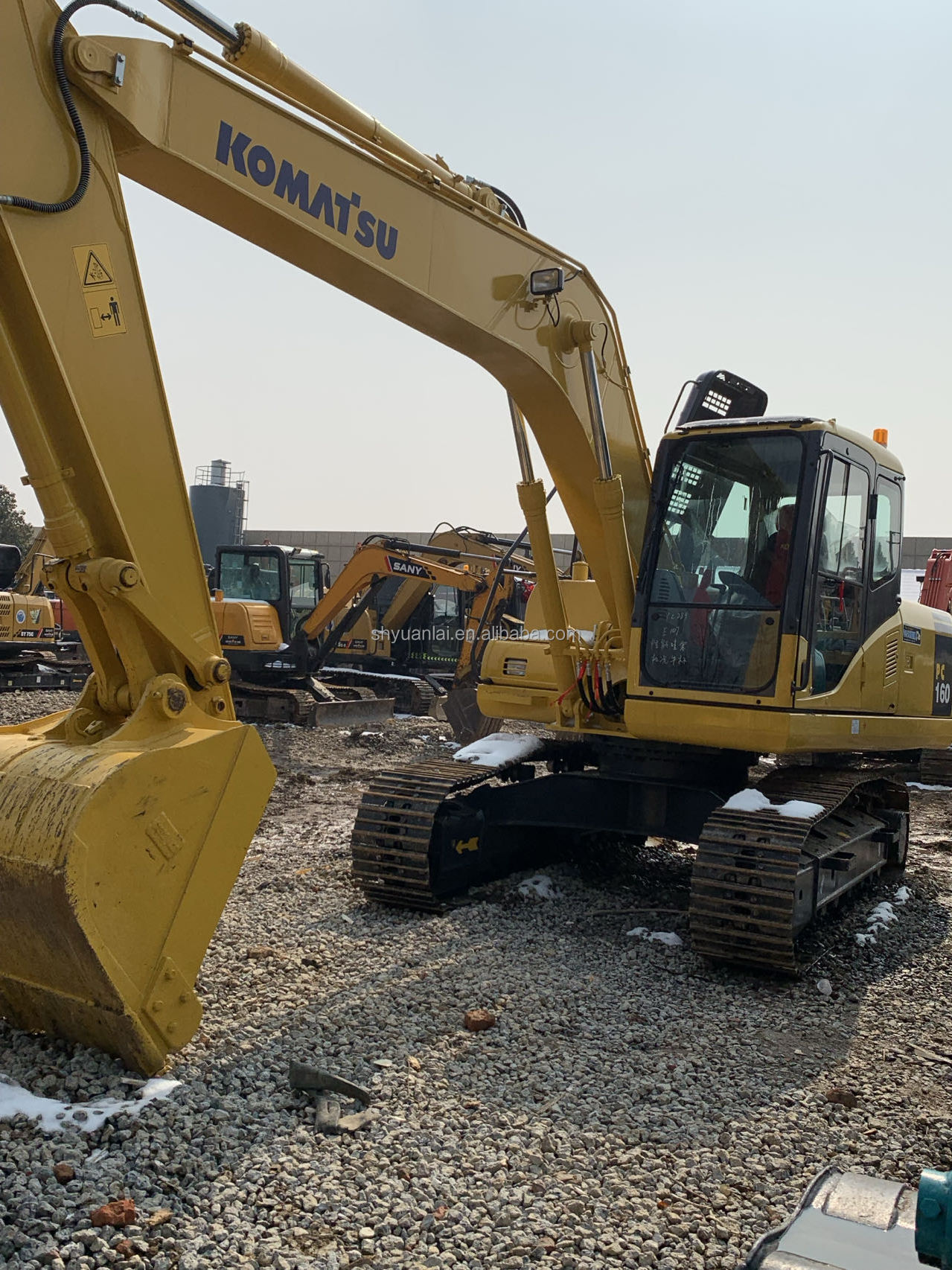 Excavating 22 tons of durable hydraulic track type PC Komatsu 220 second-hand excavator at a low price and selling well