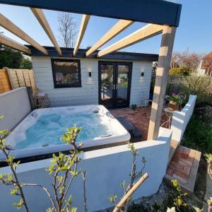 China Freestanding Air Jets Outdoor Whirlpool Spa Bathtub Above Ground Swimming Pool factory