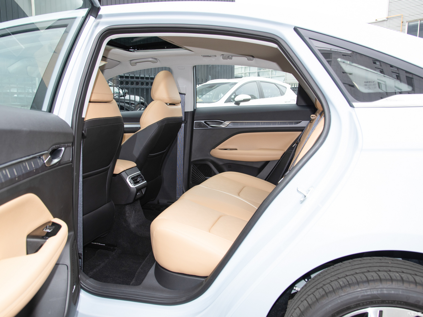 2023 Geely DH L Hip Champion 1.5TD-DHT Pro PHEV Sedan Length*Width*Height mm 4735*1815*1495 Max Speed 230km/h Energy Vehicles
