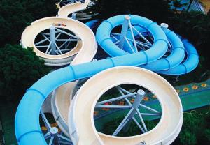 China Large Custom Water Slides / Water Amusement Play Equipment For Families By Raft Or Body factory