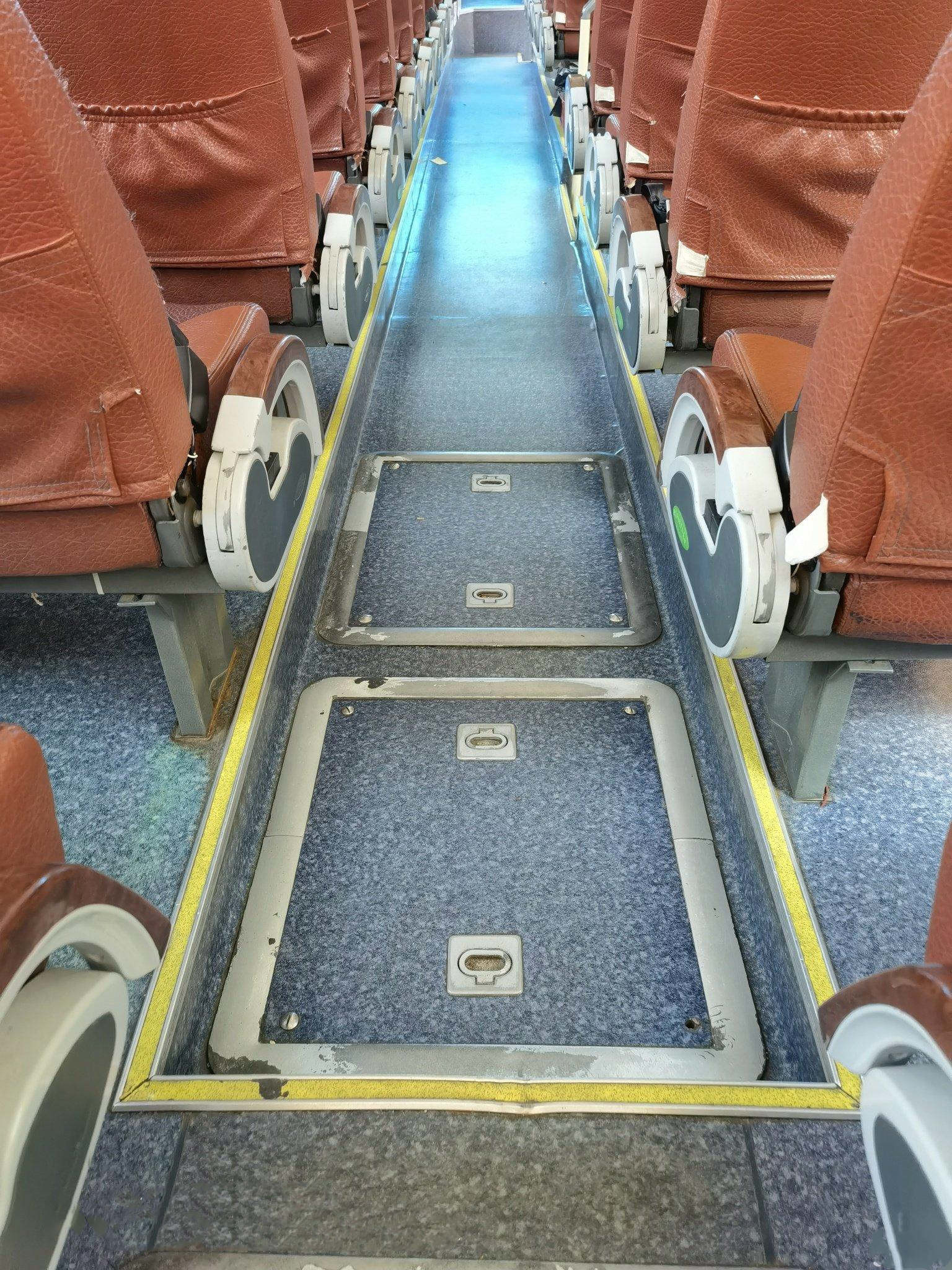 Yutong ZK6127 Used Coach Bus 53seats Two Doors Airbag Chassis Luxury Second Hand Bus