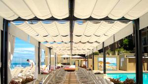 China Waterproof PVC Retractable Roof Pergola Blade 260mm Powder Coating Stable factory