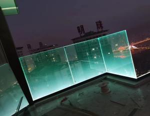 China Frameless Aluminum And Glass Railing Rectangular Shape With LED Light factory