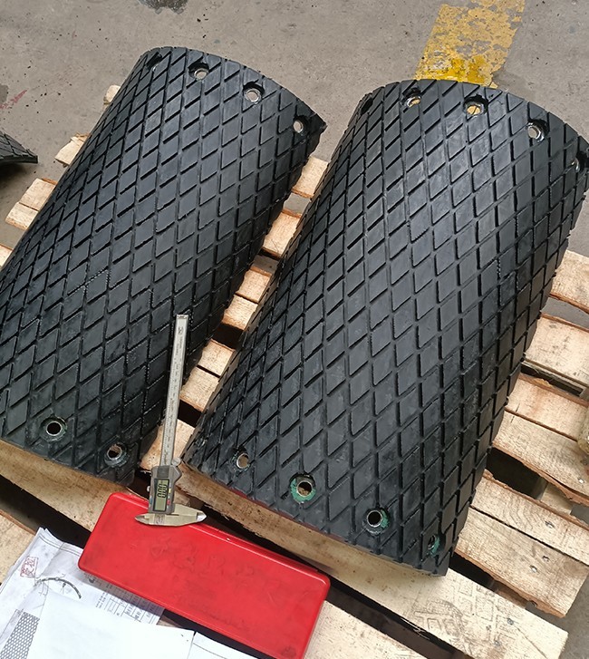Replaceable Bolt On Diamond Conveyor Pulley Lagging For Drive Pulley