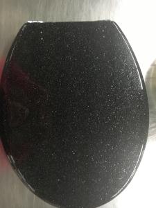 China BLACK GILITTER POLYRESIN TOILET SEAT,17Inch,19Inch and 18inch,Zind Alloy Hinge,Soft close hinge factory