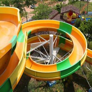 China Fiberglass Swimming Pool Spiral Water Slide For Amusement Park factory