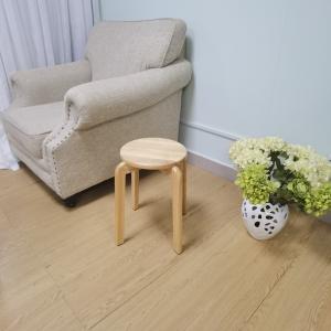 44cm Height Round Rubber Wood Practical Stool Stackable