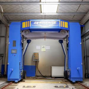China Galvanized Frame Risense Two Arm Full Automatic Touch Free Car Wash for Fine Washing factory